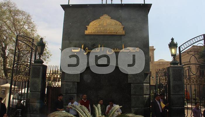 بالصور.. أنصار توفيق عكاشة أمام مجلس النواب