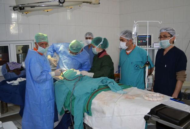 فريق طبي تركي يعالج 450 أفغانيا في حملة طبية