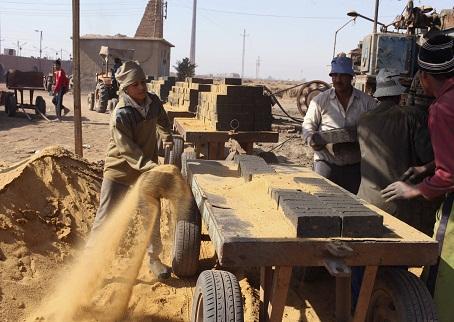 5000 عامل بمصانع الطوب بحلوان مهددين بالتشرد