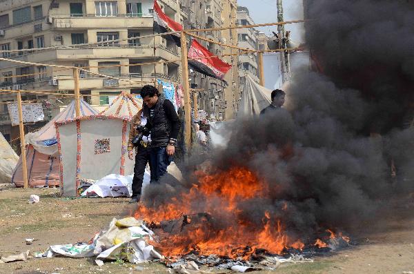 معتصمو التحرير يحرقون إحدى خيام الباعة لاحتوائها مخدرات وأغراض نسائية