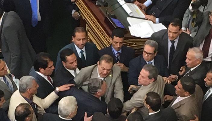 بالفيديو.. لقطة جديدة وواضحة لضرب توفيق عكاشة بالحذاء