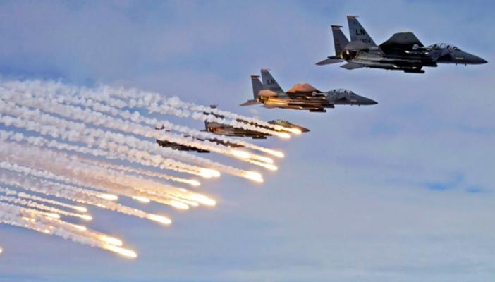 قوات التحالف العربي تقصف قافلة عسكرية للحوثيين شمال صنعاء