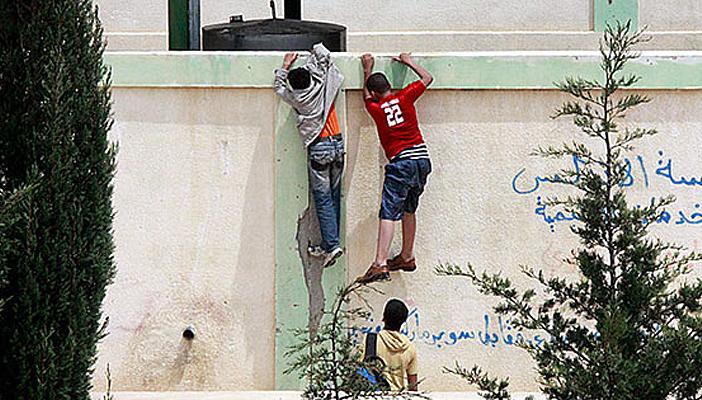 الهروب من المدرسة.. “حكاية طالب بيزوّغ”