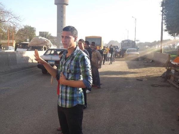 سلسلة بشرية منددة بالانقلاب بـ”مزغونة-البدرشين” الجيزة