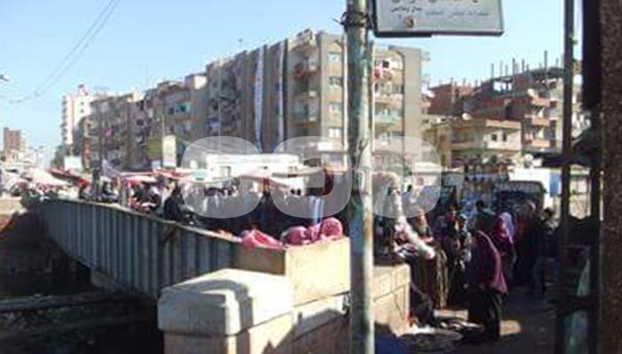 بالصور.. شوارع إيتاي البارود “تضيق ذرعًا” بسبب الباعة الجائلين