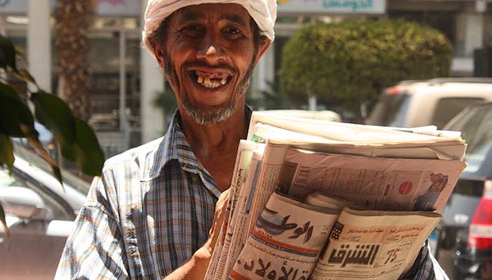 بائع الجرائد .. مهنة على وشك الانقراض