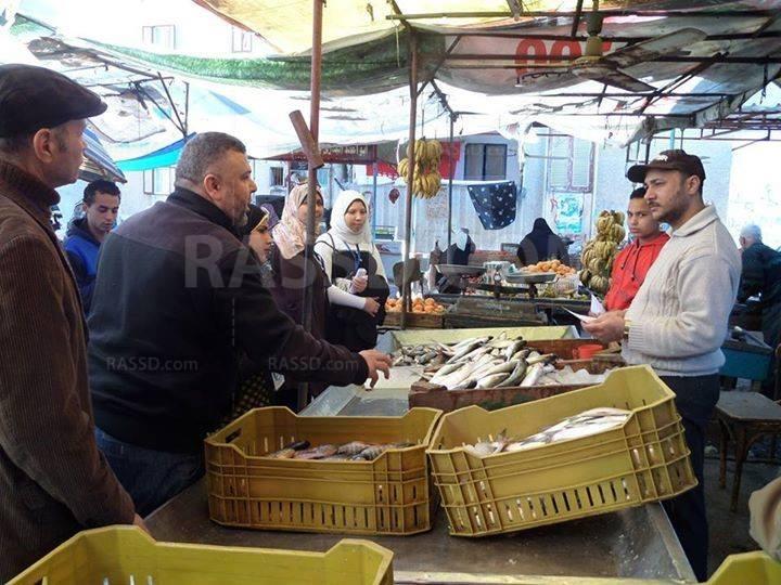 محافظ بورسعيد الانقلابي يعلن الحرب على 25 ألف بائع متجول