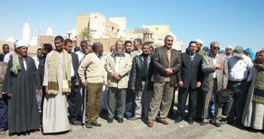 عمال “العربية للزجاج” يحتجون للمطالبة بمستحقاتهم في السويس