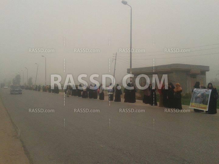 سلسلة بشرية لتحالف دعم الشرعية بالعدوة رفضا للانقلاب