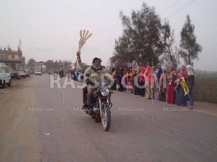 سلسلة بشرية بـ”صان الحجر” رفضا للانقلاب