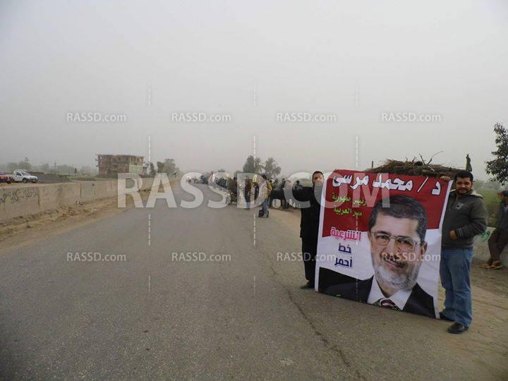 سلسلة بشرية رافضة للانقلاب بـ”كفر صقر” الشرقية