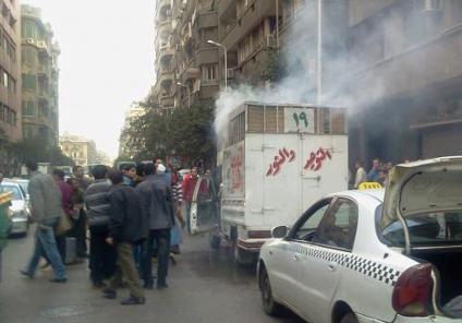 البلاك بلوك يحرقون سيارة بوسط البلد