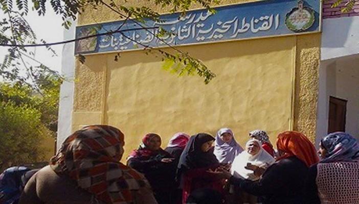 إضراب العاملين بصناعية القناطر عقب سرقة رواتبهم