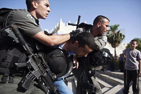 الاحتلال الصهيوني يعتقل 3 فلسطينين من الخليل