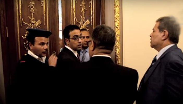 بالفيديو.. الأمن يمنع توفيق عكاشة من دخول قاعة البرلمان