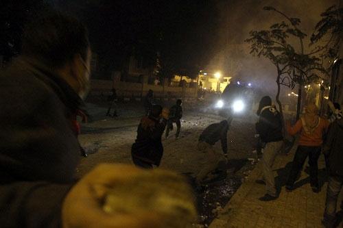 متظاهرو التحرير يلقون المولوتوف على الأمن بشارع يوسف الجندي