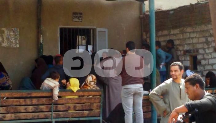 بالصور.. غضب واشتباكات بين المواطنين بسبب الزحام أمام سجل مدنى الأقصر