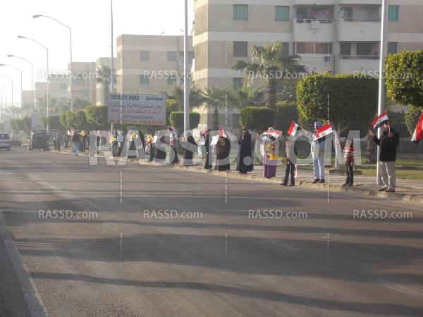 أهالي برج العرب ينددون بممارسات الانقلاب بسلسلة بشرية