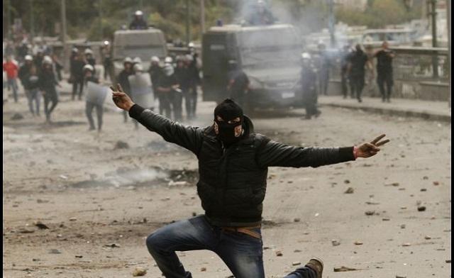 الأمن يفرق مسيرة “البلاك بلوك” بمساعدة أهالي عابدين