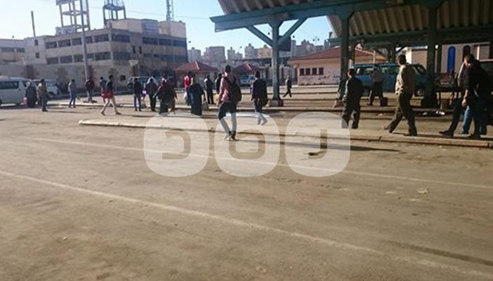 بالصور.. غضب وزحام بموقف الإسكندرية لامتناع السائقين عن تحميل الركاب