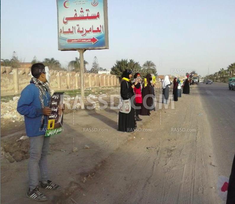 سلسلة بشرية لـ”٧ الصبح” بالعامرية رفضا لاعتقال الفتيات