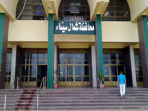 العاملون بمصانع الأسمنت وخريجو الفنادق يحتجون أمام ” شمال سيناء”