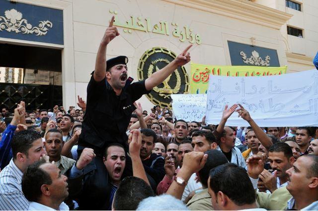 العشرات من أمناء الشرطة يضربون عن العمل بالاسكندرية