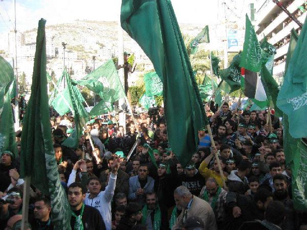 بعد حظر أنشطتها.. حماس : لن نكون “كبش فداء”