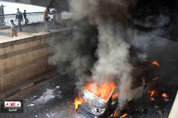 متظاهرون يشعلون النيران فى سيارة شرطة ويستولون على دراجة نارية