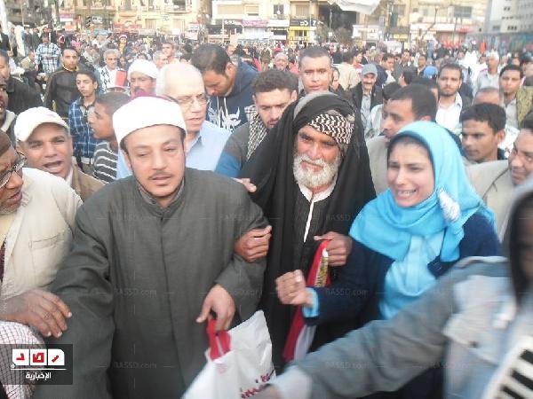 متظاهرو التحرير يحتفلون بعودة “أبوالثوار”