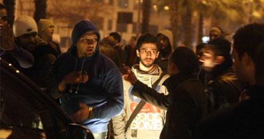 المتظاهرون يقطعون طريق الكورنيش من أمام فندق سميراميس