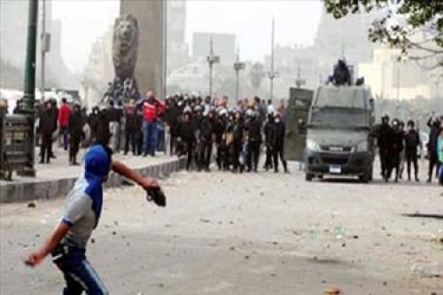 عشرات المتظاهرين يرشقون “سمراميس” بالحجارة