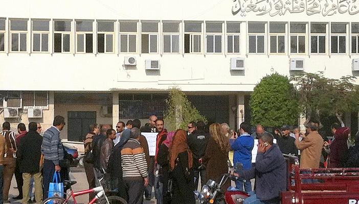 متضررو الإسكان يتظاهرون أمام ديوان محافظة بورسعيد