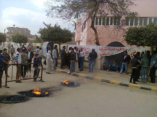 العشرات يغلقون مجلس مدينة الخانكة بالقليوبية