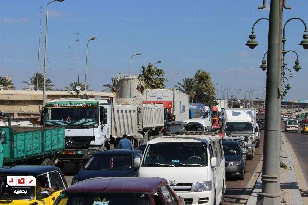 سائقو الإسكندرية يقطعون الكورنيش احتجاجا على نقص السولار