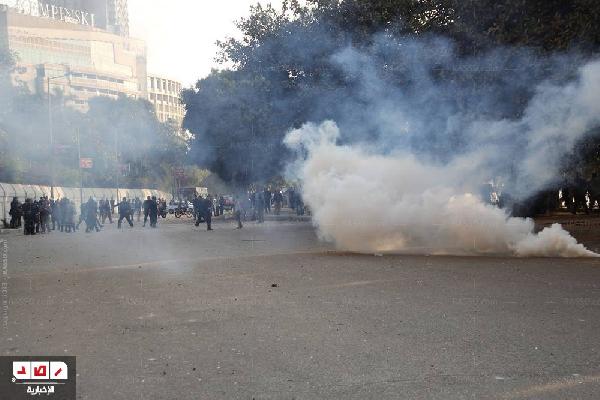 الأمن يطلق قنابل الغاز المسيل للدموع لتفريق المتظاهرين على الكورنيش