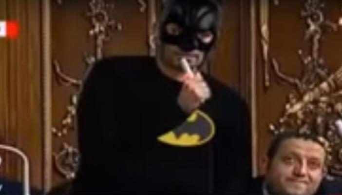 بالفيديو.. حقيقة طرد عضو ببرلمان السيسي لحضوره المجلس مرتديا “بات مان”