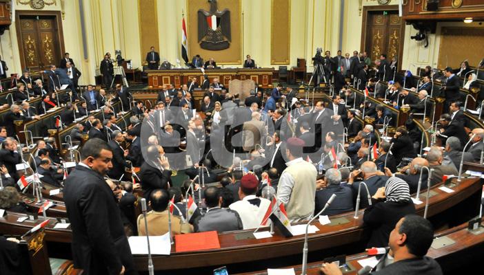 أحدثها مشادة بسبب “اللبس”.. أبرز المواقف والطرائف في برلمان السيسي