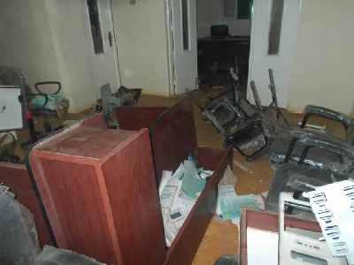 متظاهرون يقتحمون مقر الحرية والعدالة بكفر سعد