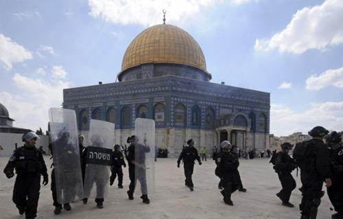 عشرات المستوطنين يقتحمون الأقصى وسط حراسة صهيونية