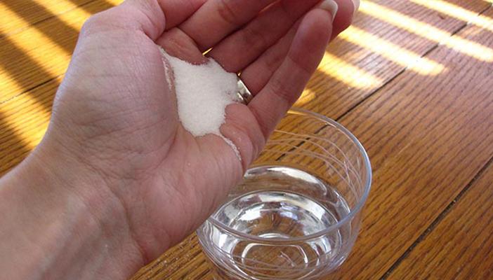 منها تسهيل الهضم.. 5 فوائد لشرب محلول الملح