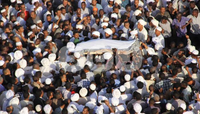 بالفيديو والصور.. آلاف السودانيين يشيعون جثمان “الترابي”