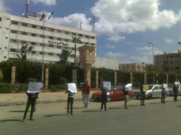 سلاسل بشرية لألتراس أهلاوي أمام مديرية أمن دمياط