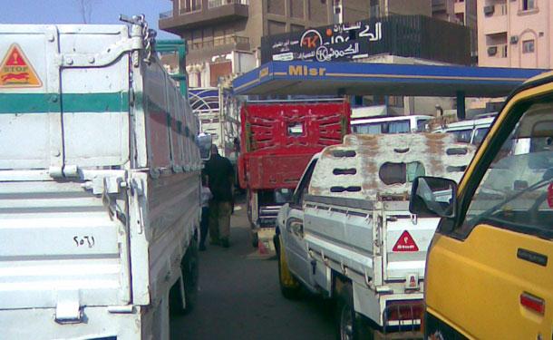 طوابير السولار تربك حركة المرور وتشعل أسعار السمك بدمياط