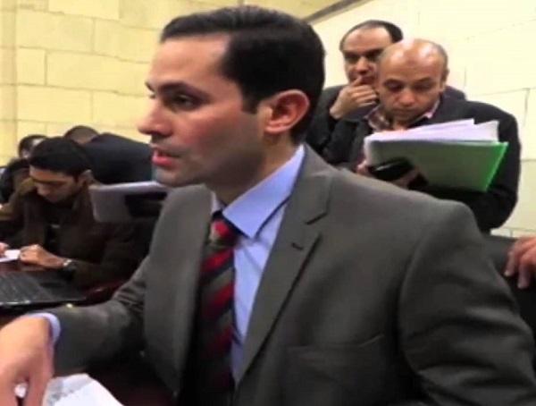 نائب يتحدى رئيس برلمان السيسي ويحضر الجلسات بـ”تيشرت”