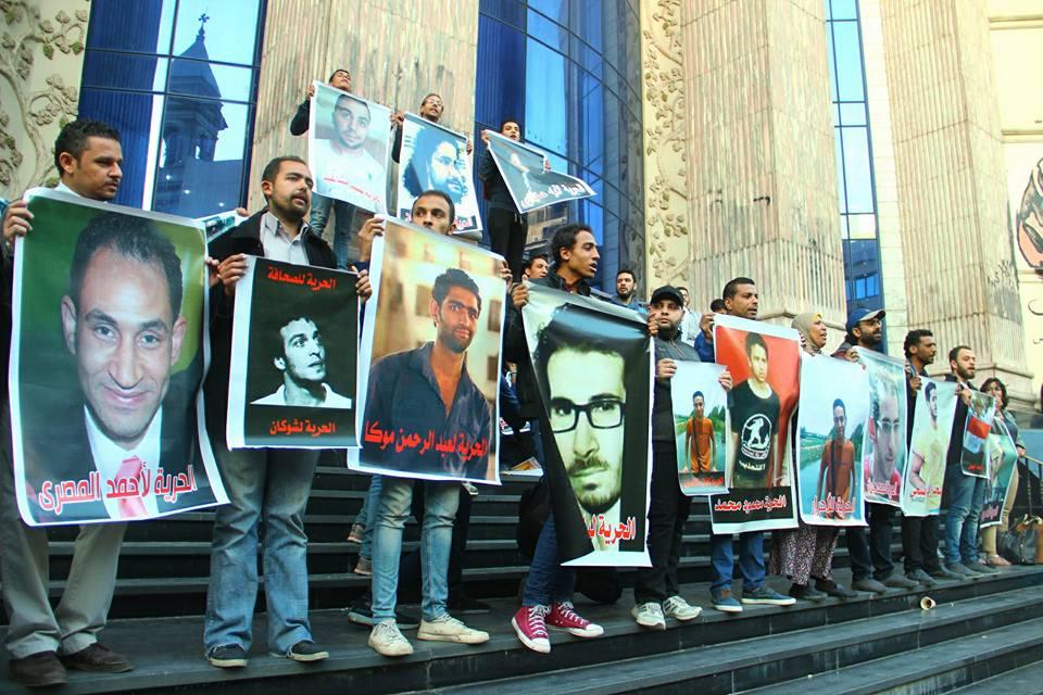 بالصور.. وقفة أمام “الصحفيين” تهتف ضد العسكر وتطالب بإخراج المعتقلين