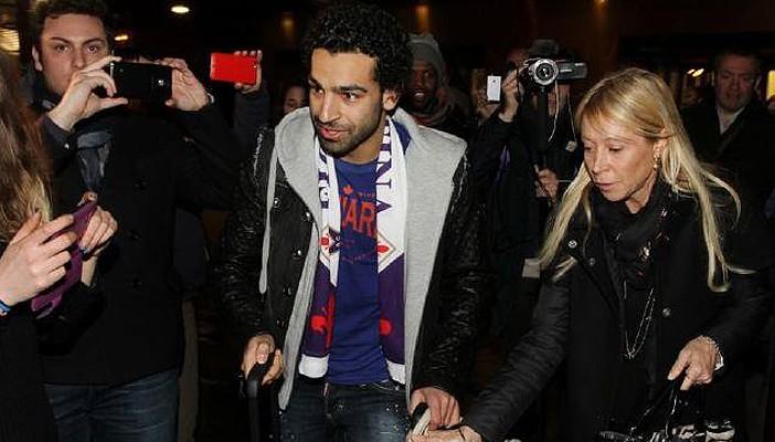 استقبال تاريخي لمحمد صلاح في مطار فلورنسا الإيطالي