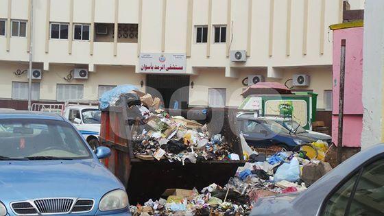 بعد إضراب عمال النظافة.. القمامة تتكدس أمام مستشفيات أسوان