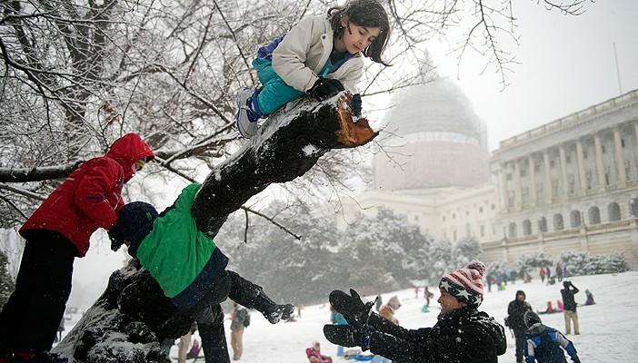 سكان واشنطن لا يبالون بحظر التزلج أمام الكونجرس