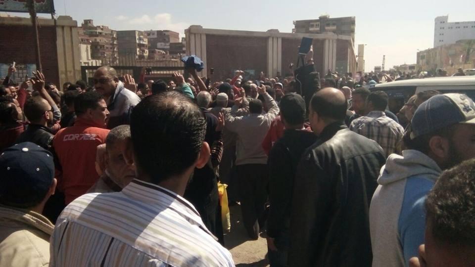 بالصور.. أهالي الإسكندرية  يقطعون الطريق احتجاجا على قرار وزير التموين